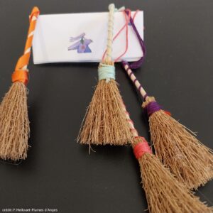 des balais créés et vendus dans la boutique Plumes d'Anges à Luxeuil-les-Bains